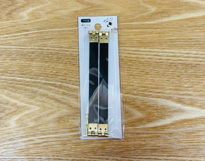 『バネ口金 12cm（2個入り）』のパッケージ（撮影：grapeライフハック編集部）