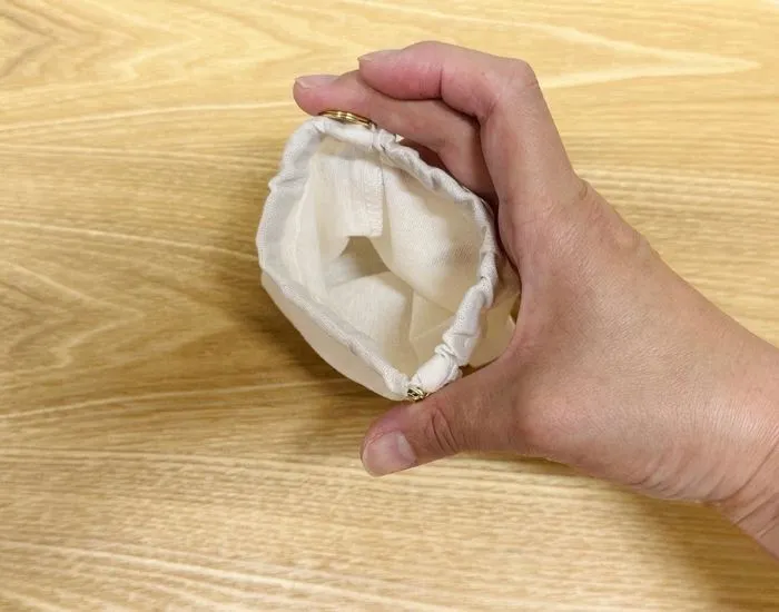 巾着袋の口を開けた様子（撮影：grapeライフハック編集部）