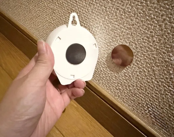 接着する様子（撮影：grapeライフハック編集部）