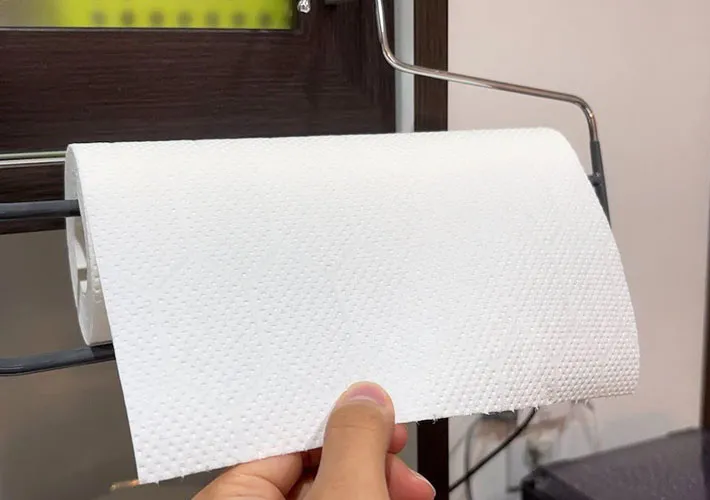 スベリ止めハンガーにキッチンペーパーをかけた画像（撮影：キジカク）