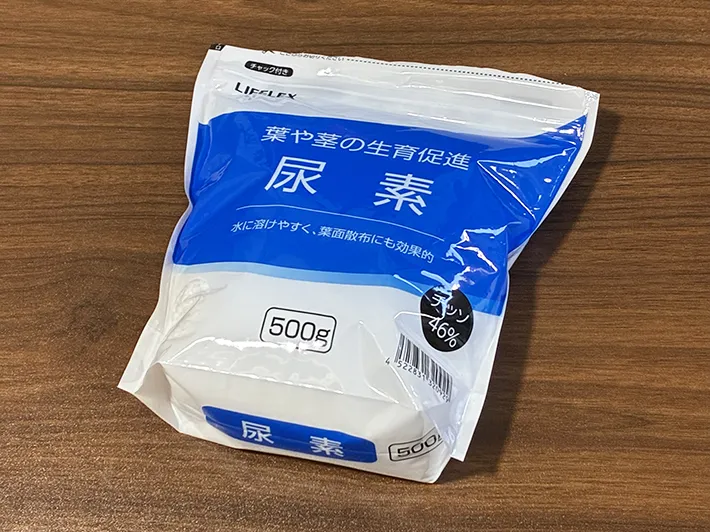 机に置かれた尿素（撮影：grapeライフハック編集部）