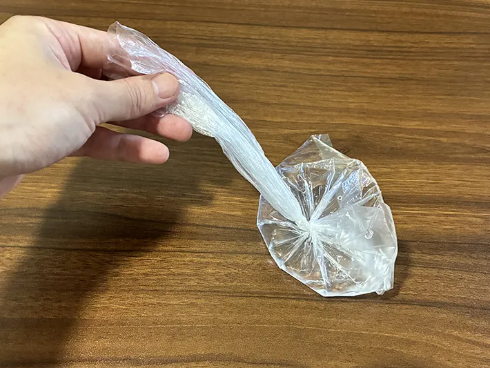 水を入れて縛ったポリ袋（撮影：grapeライフハック編集部）