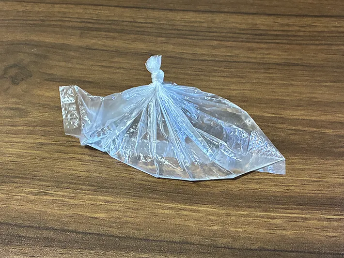 先端を切った水入り袋（撮影：grapeライフハック編集部）