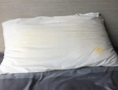 黄ばんだ枕のイメージ写真