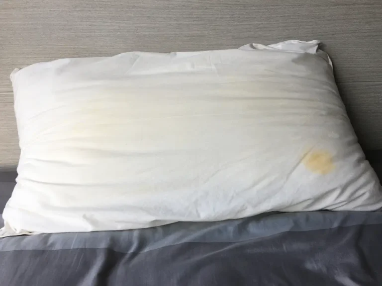 黄ばんだ枕のイメージ写真
