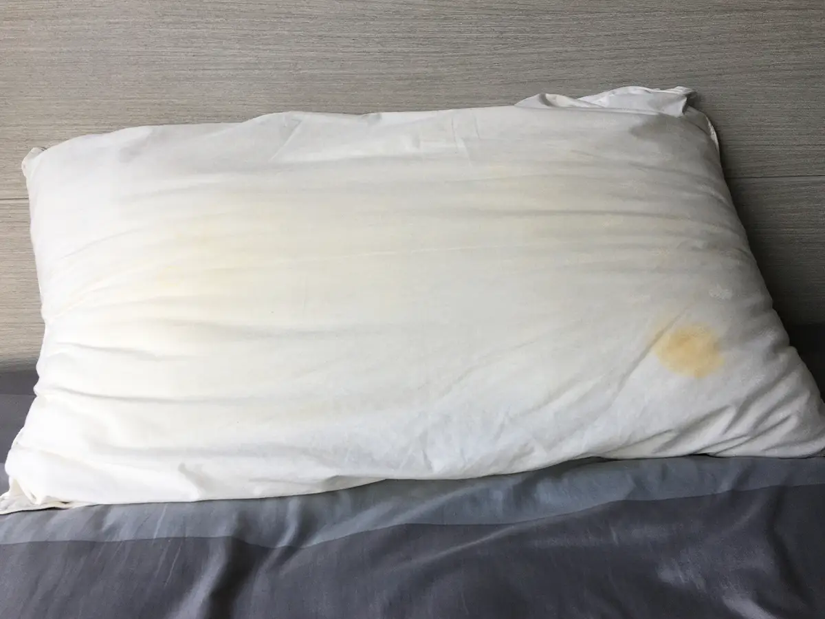 黄ばんだ枕のイメージ写真
