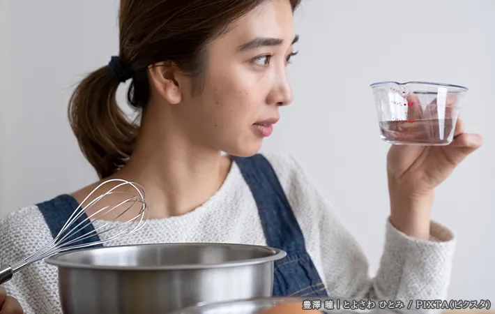 計量カップと女性の写真