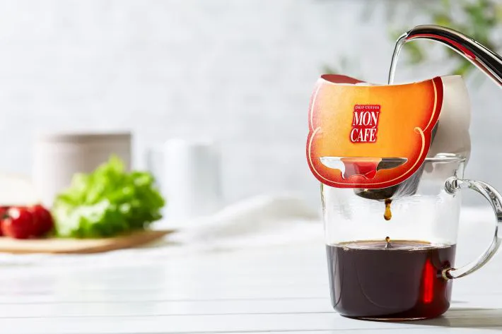 コーヒーを淹れる写真