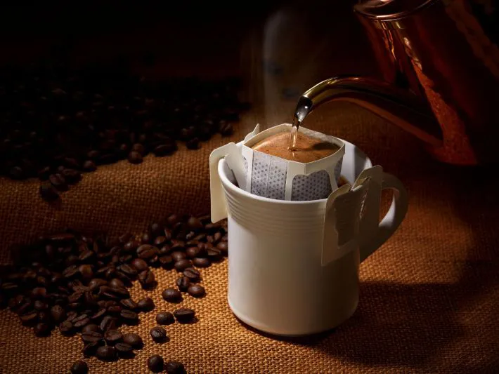 コーヒーを淹れる写真