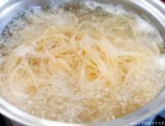 パスタをゆでる写真