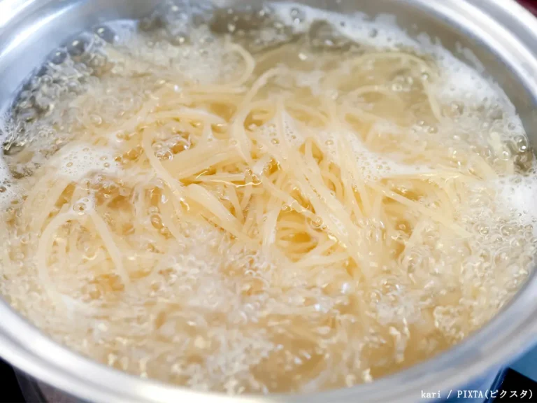 パスタをゆでる写真