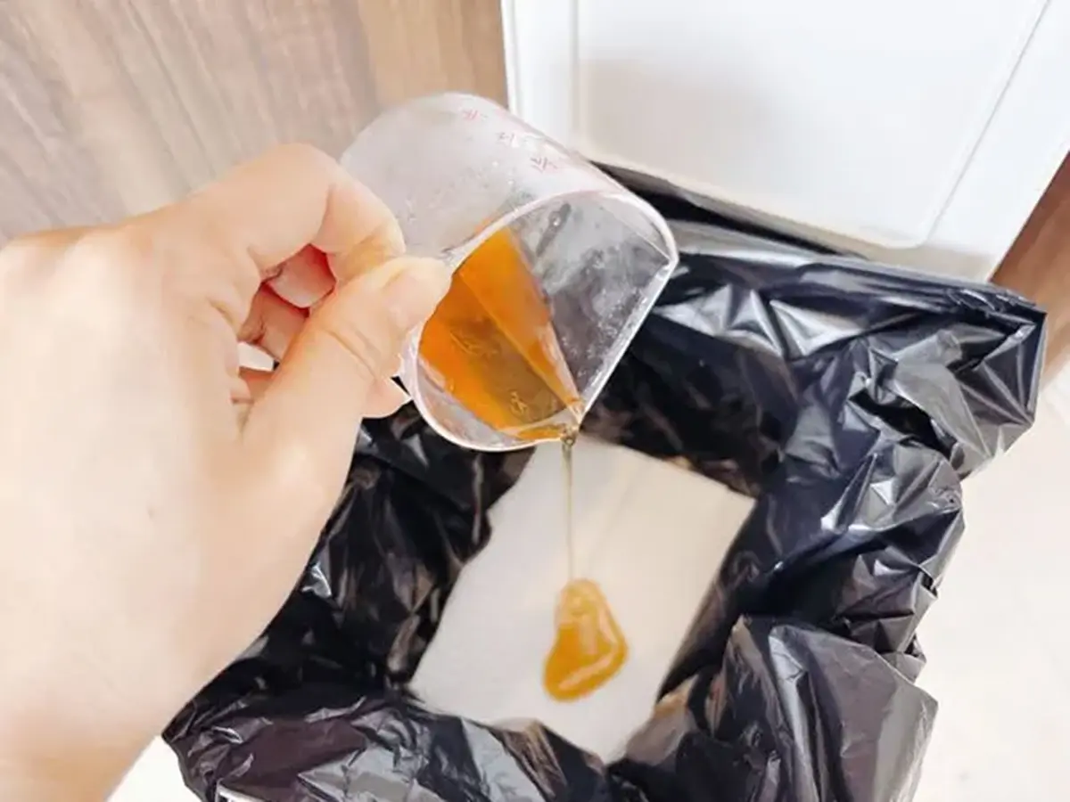 ペーパーに酢液を染み込ませる写真(撮影:キジカク)