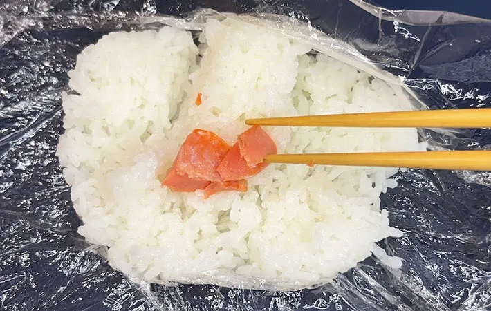 塩鮭を入れておにぎりを握っているところの画像（撮影：キジカク）