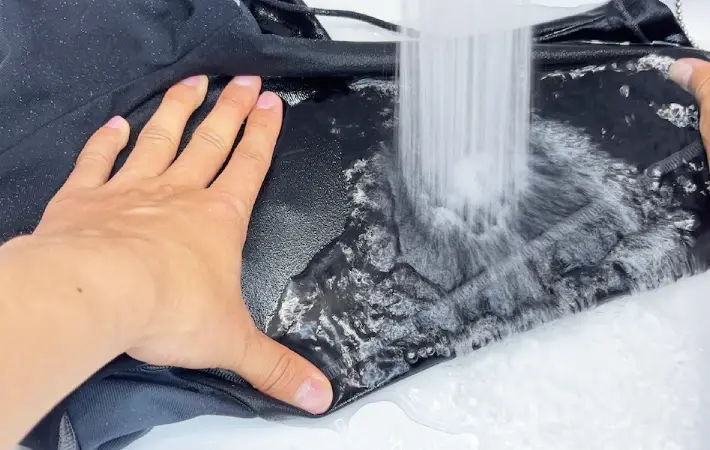 水着を引っ張ってシャワーを当てている画像（撮影：キジカク）