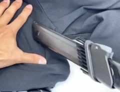 水着を掃除機で吸う写真（撮影：キジカク）