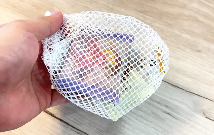 ハンディファンカバーに小物を入れた画像（撮影：キジカク）