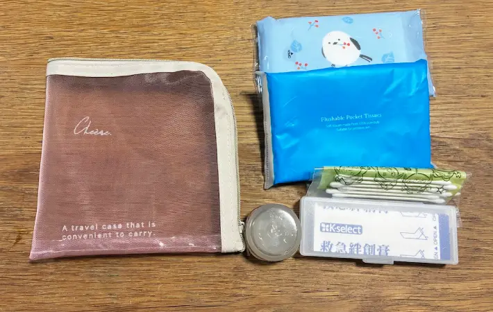 子供とのお出かけアイテムを入れたスクエアサイズのポーチの画像（撮影：エニママ）