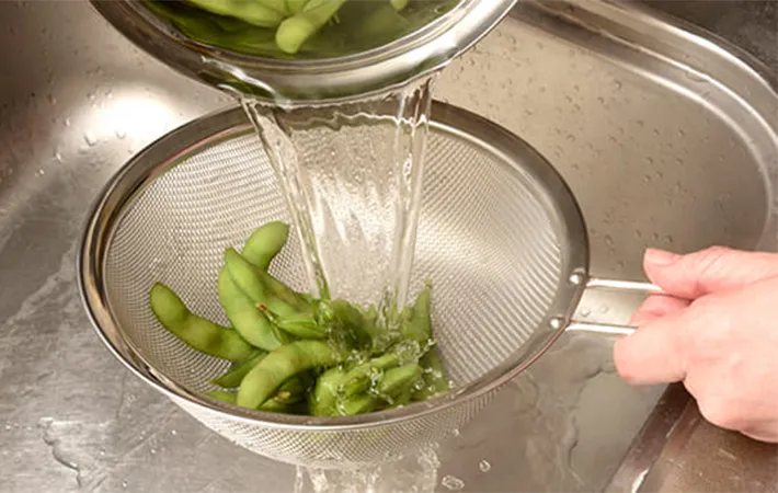 枝豆の水気を切る写真