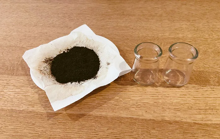 耐熱皿にコーヒーグラウンズを広げた画像（撮影：エニママ）