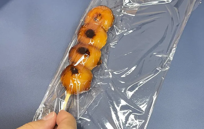みたらし団子を1本ずつラップに包んでいる画像（撮影：キジカク）
