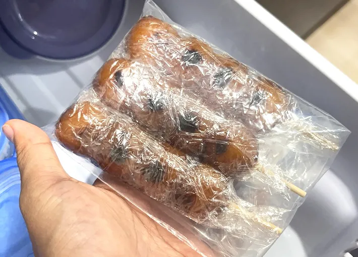 みたらし団子を凍らせる画像（撮影：キジカク）
