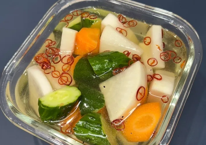 野菜と調味液を合わせて漬け込んでいる画像（撮影：キジカク）