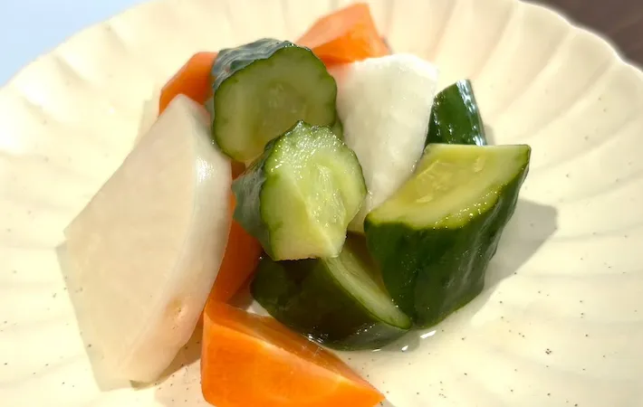 器に盛りつけた野菜のピクルスの画像（撮影：キジカク）