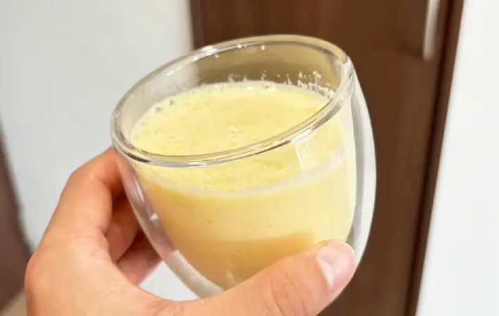 牛乳とアップルマンゴーで作ったミックスジュースの画像（撮影：キジカク）