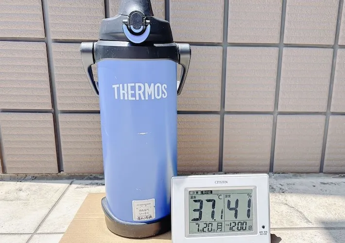 気温37度と表示された温度計と水筒が外に置いてある画像（撮影：キジカク）