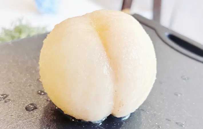 皮をむいた桃の画像（撮影：キジカク）