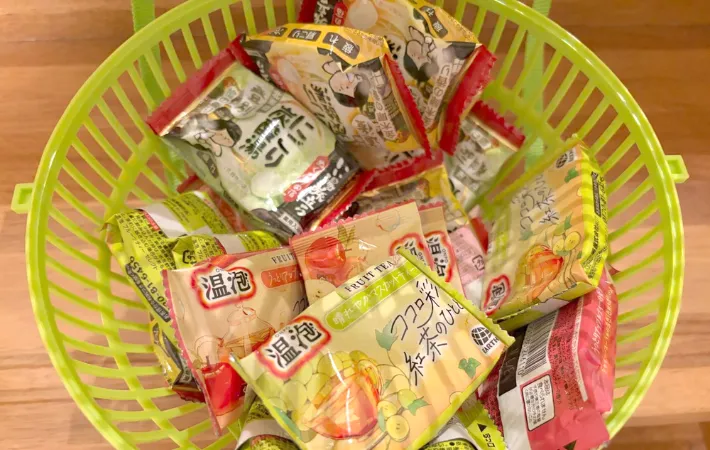 虫ケースを大きく開けて入浴剤を入れた画像（撮影：エニママ）