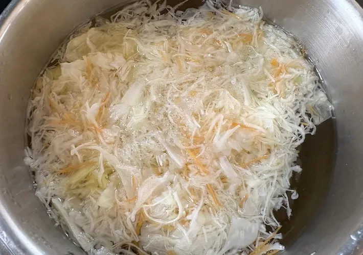 カット野菜をゆでている画像（撮影：エニママ）