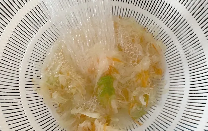 ゆでたカット野菜を冷やしている画像（撮影：エニママ）