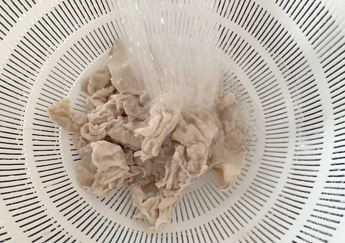肉を冷やしている画像（撮影：エニママ）