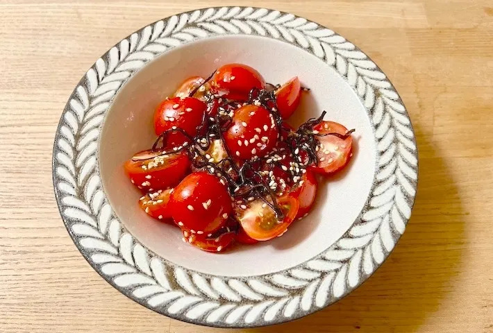 器に盛りつけた『ミニトマトと塩昆布の和え物』の画像（撮影：エニママ）