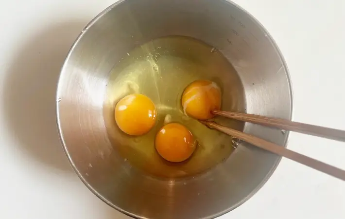 卵を混ぜている画像（撮影：エニママ）