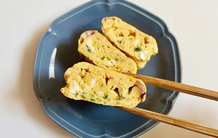 玉子焼きを箸で持ち上げている画像（撮影：エニママ）