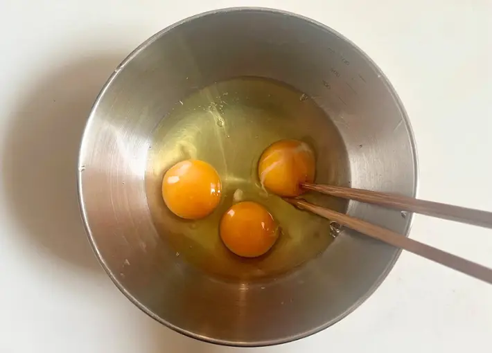 卵を混ぜる画像（撮影：エニママ）