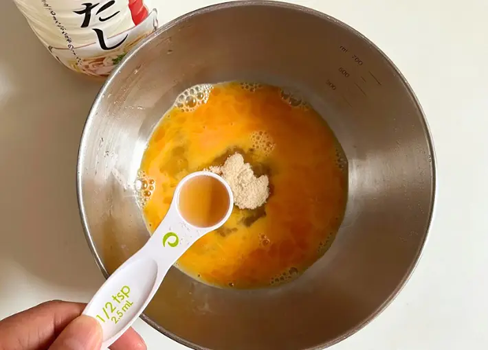 白だし、砂糖を加える画像（撮影：エニママ）