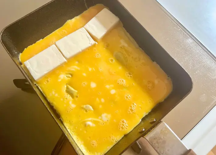 玉子焼き器で焼く画像（撮影：エニママ）