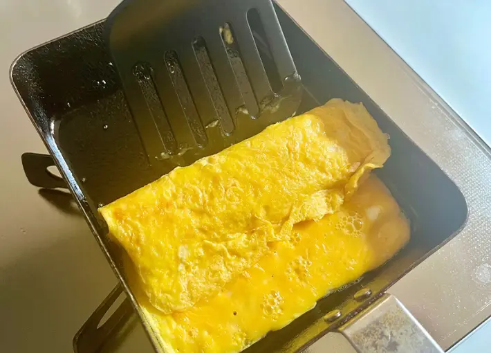 フライ返しで焼く画像（撮影：エニママ）