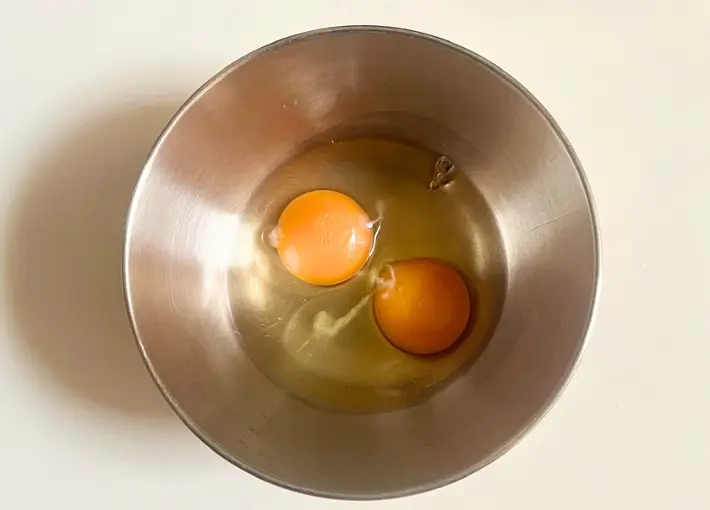 卵を混ぜる画像（撮影：エニママ）