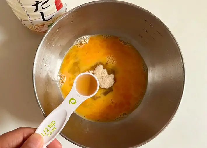 白だし、砂糖を加える画像（撮影：エニママ）