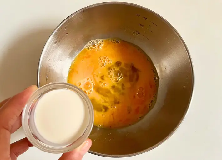生クリームを加える画像（撮影：エニママ）