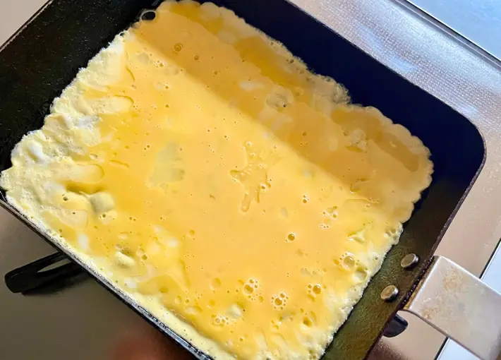 玉子焼き器で焼く画像（撮影：エニママ）