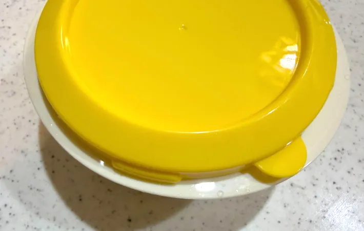 容器の蒸気孔の画像（撮影：エニママ）