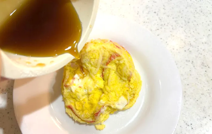 餡を卵にかける画像（撮影：エニママ）