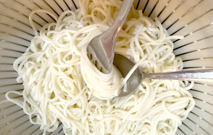 そうめんを束ねているところの画像（撮影：エニママ）
