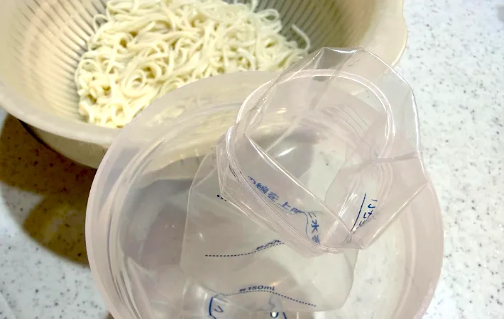 そうめんを詰める前の氷棒の画像（撮影：エニママ）