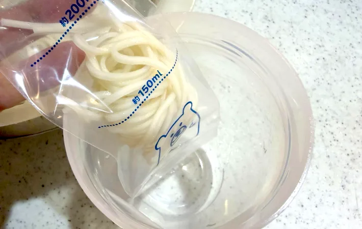 氷棒にそうめんを詰め始めた画像（撮影：エニママ）